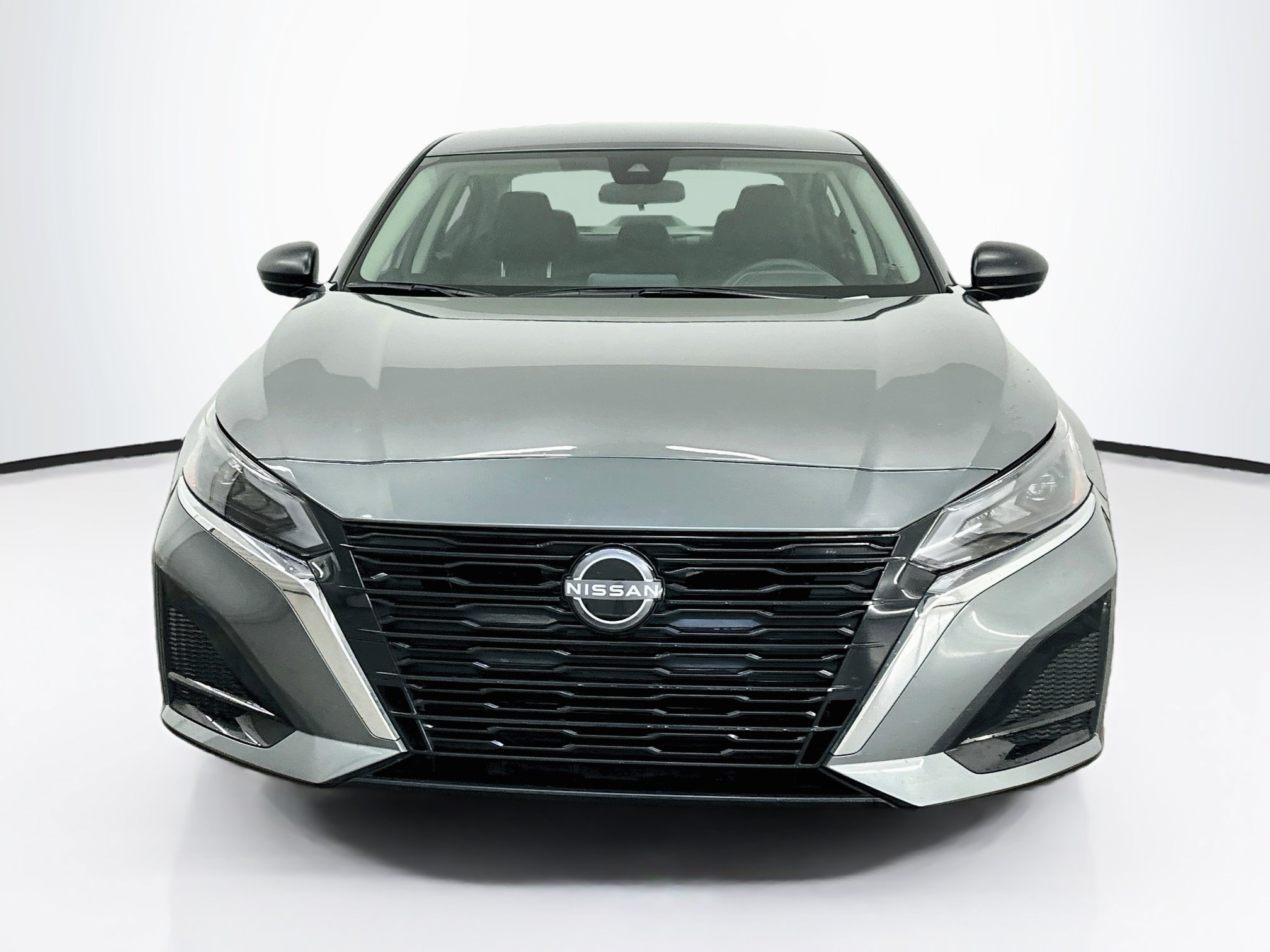 Used 2025 Nissan Altima 2.5 SV FWD image 2