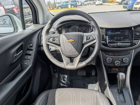 Used 2022 Chevrolet Trax LT w/ LT Convenience Package image 16
