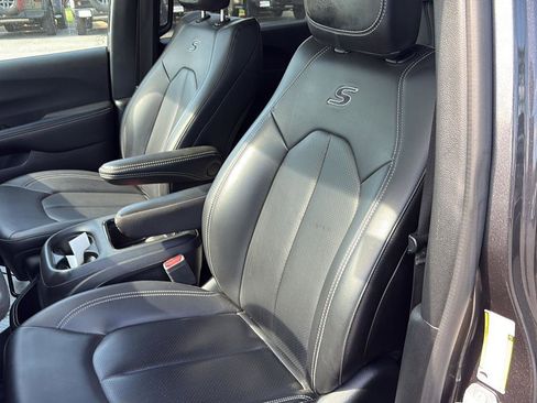 Used 2023 Chrysler Pacifica Touring-L w/ S Appearance Package image 8