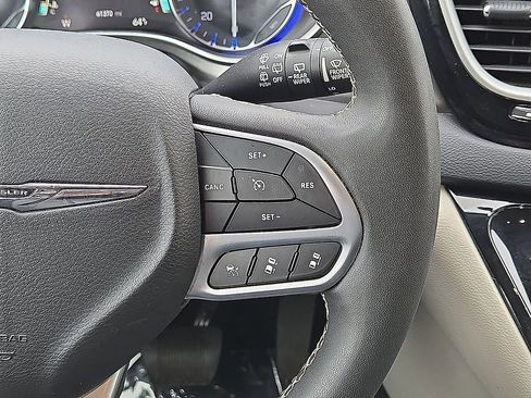 Used 2023 Chrysler Pacifica Touring-L FWD image 20