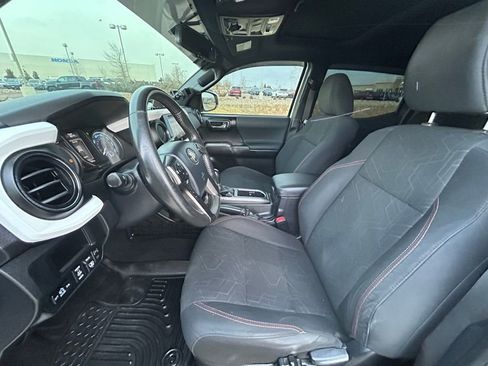 Used 2017 Toyota Tacoma TRD Off-Road image 10