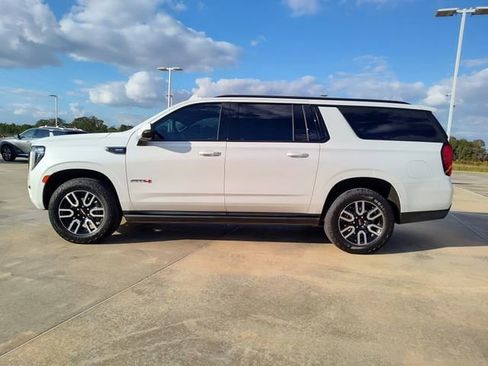 Used 2023 GMC Yukon XL AT4 image 3