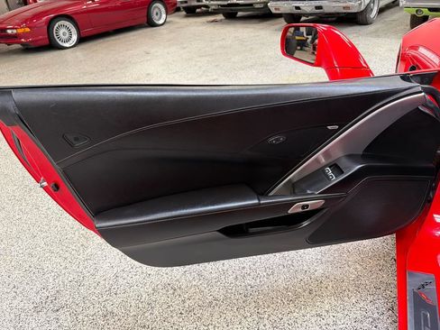 Used 2019 Chevrolet Corvette Stingray Coupe w/ 1LT RWD image 28