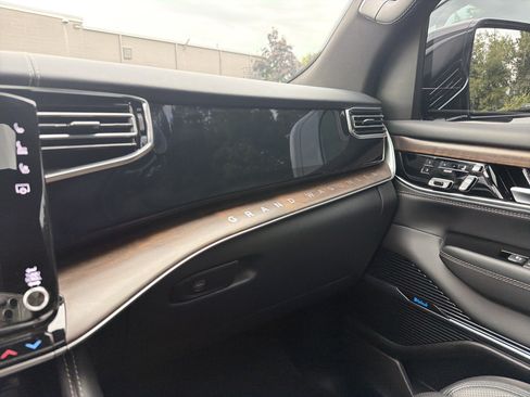 Certified 2025 Jeep Grand Wagoneer 4WD image 22