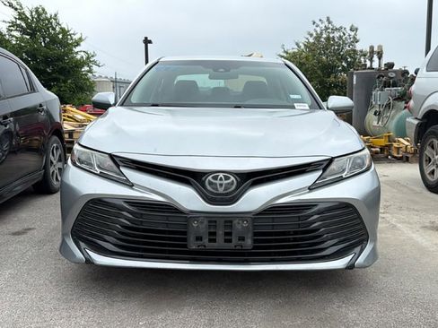Used 2018 Toyota Camry LE FWD image 2