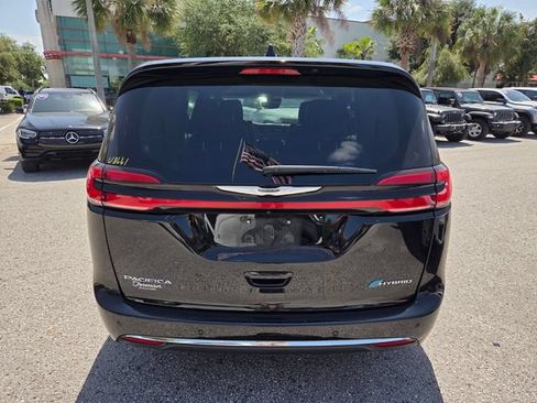 Used 2024 Chrysler Pacifica Limited FWD image 11