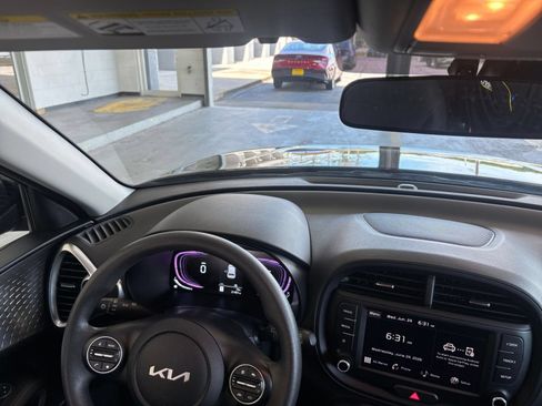 Used 2025 Kia Soul LX w/ LX Technology Package FWD image 31