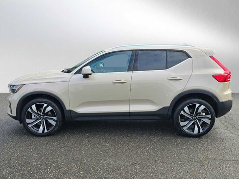 Used 2025 Volvo XC40 B5 Plus w/ Climate Package image 6