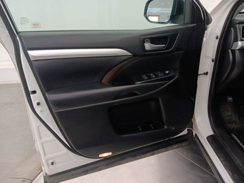 Used 2019 Toyota Highlander XLE image 29