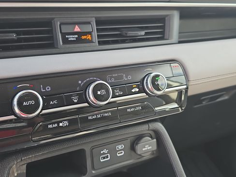 Used 2025 Honda Pilot Touring image 23