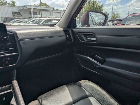 Used 2024 Nissan Pathfinder SL AWD/4WD image 17