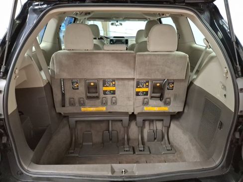 Used 2014 Toyota Sienna L image 11