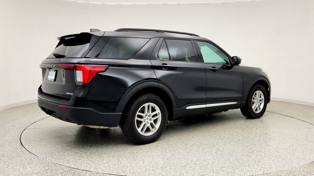 Used 2025 Ford Explorer Active AWD/4WD image 5