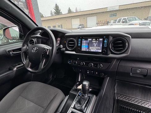 Used 2018 Toyota Tacoma TRD Sport image 18