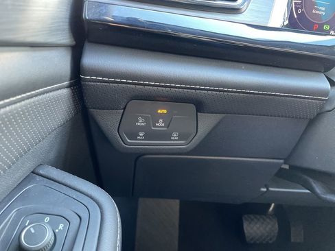 Used 2025 Volkswagen Atlas Cross Sport SE image 25