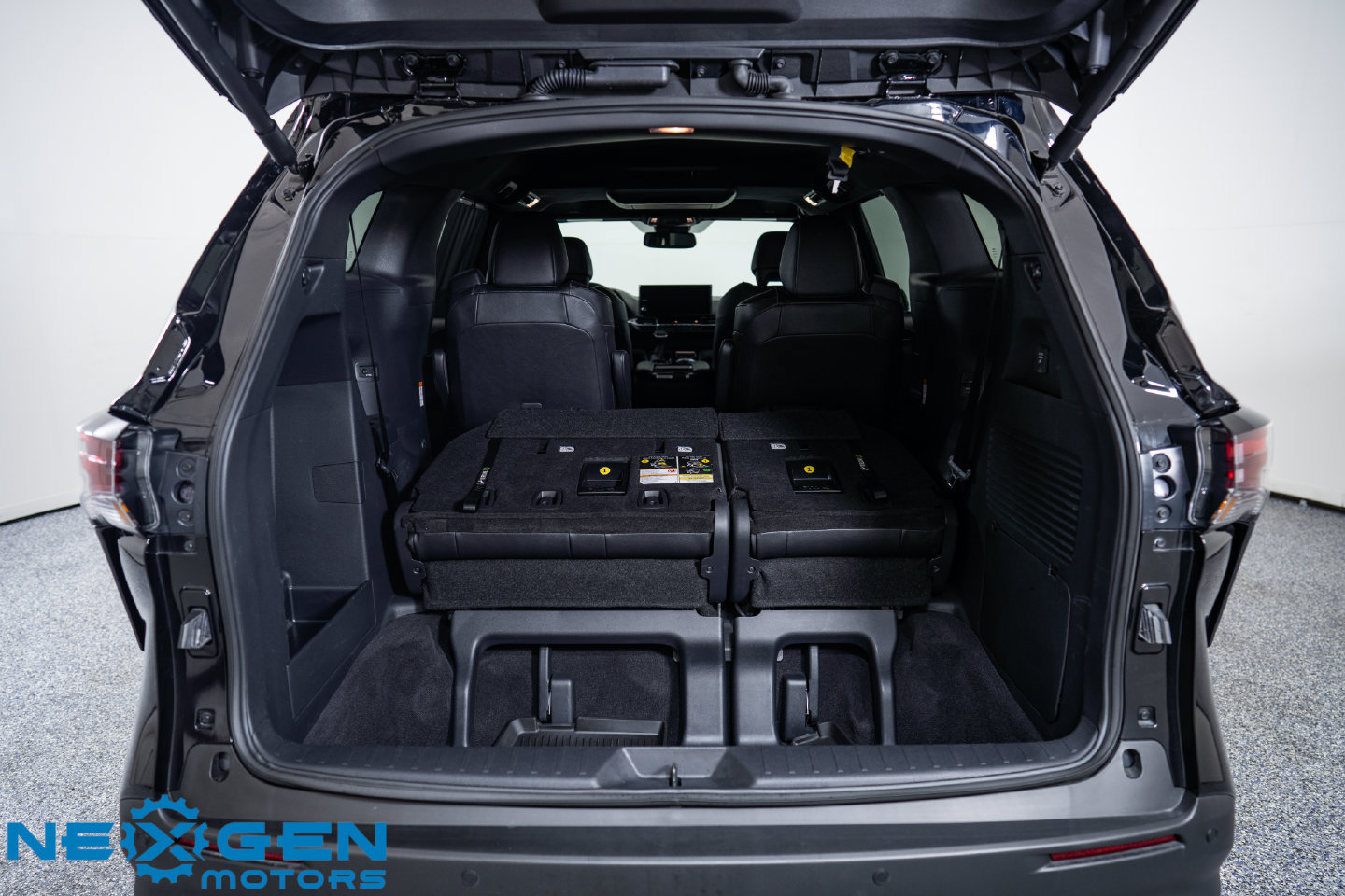 Used 2025 Toyota Sienna XLE Woodland Edition AWD/4WD image 35