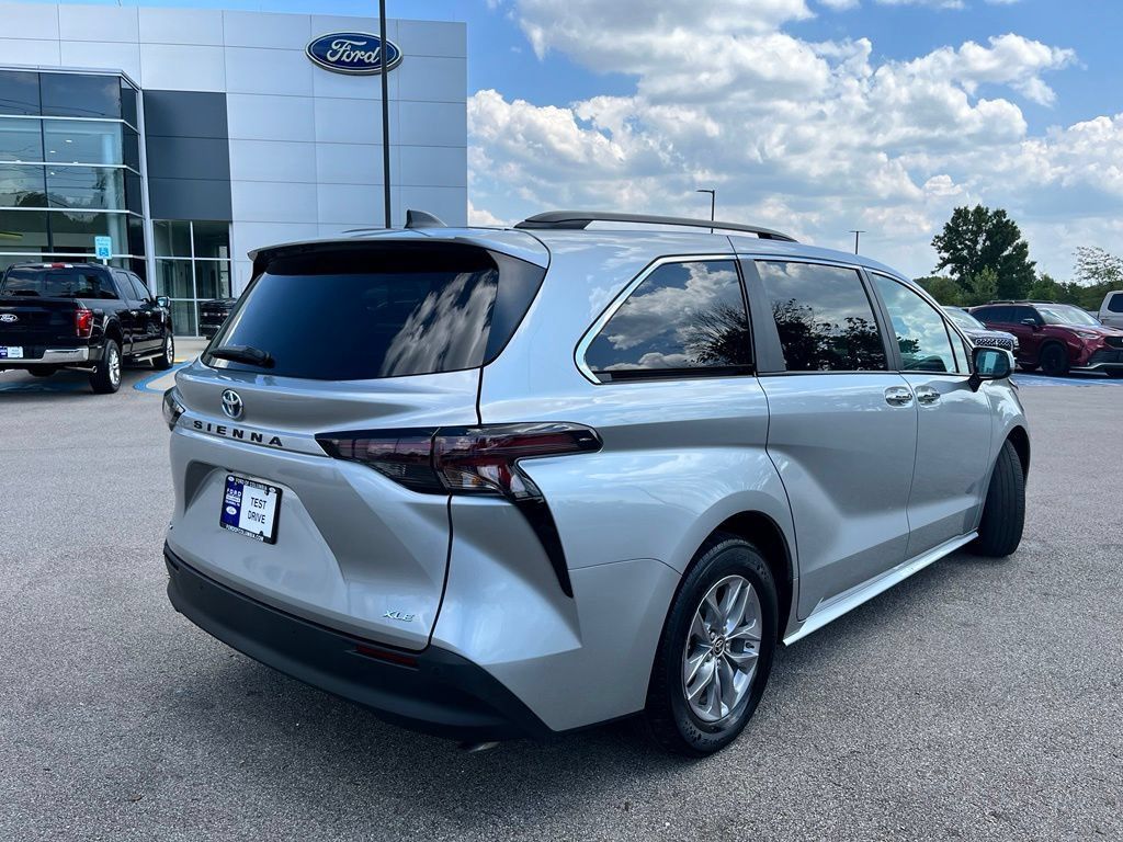 Used 2025 Toyota Sienna XLE FWD image 5