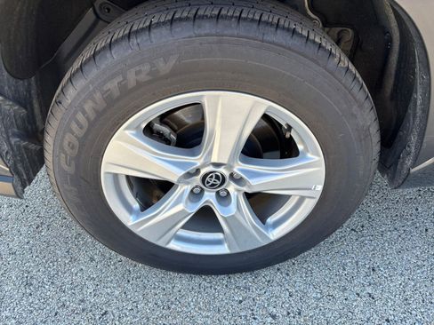 Used 2025 Toyota Highlander LE FWD image 32
