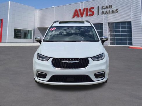 Used 2023 Chrysler Pacifica Limited FWD image 2