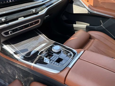 Used 2025 BMW X7 M60i image 21