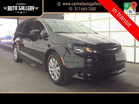 Used 2021 Chrysler Voyager L FWD image 1