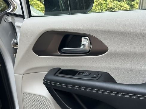 Used 2022 Chrysler Voyager LX FWD image 30