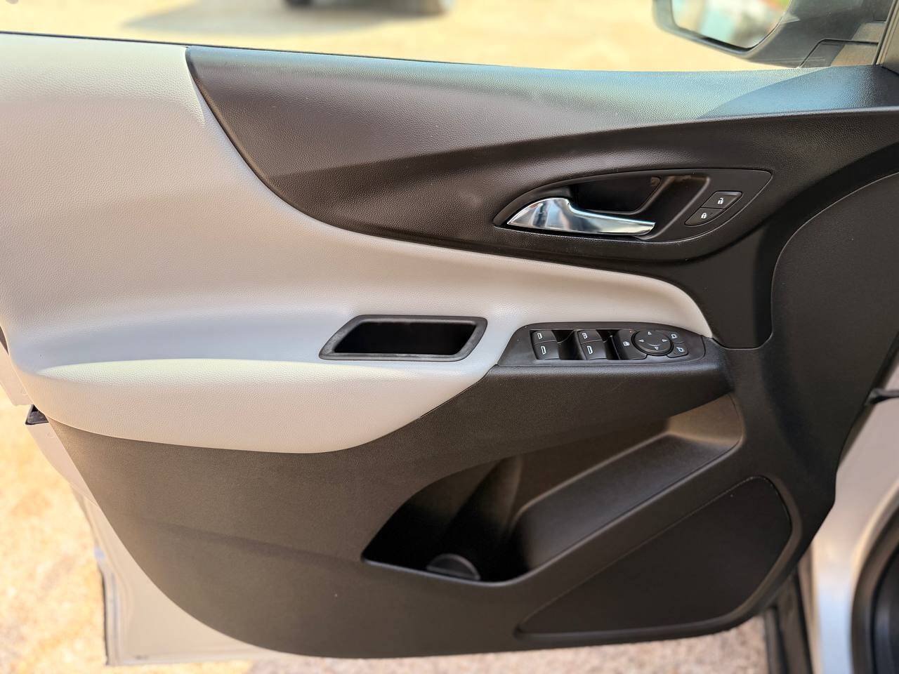 Used 2019 Chevrolet Equinox LS FWD image 25