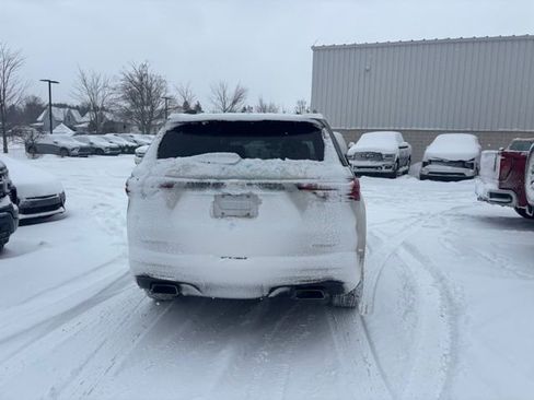 Used 2023 Chevrolet Traverse Premier image 6