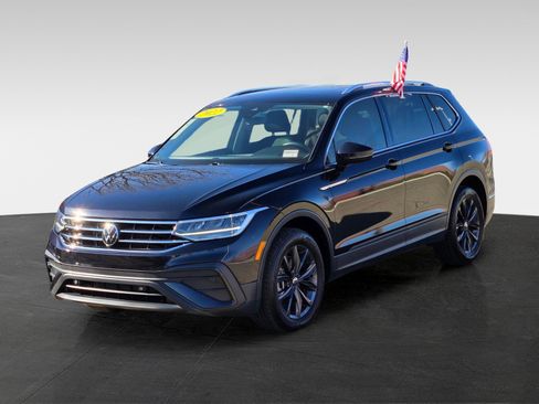 Used 2022 Volkswagen Tiguan SE w/ Panoramic Sunroof Package image 8