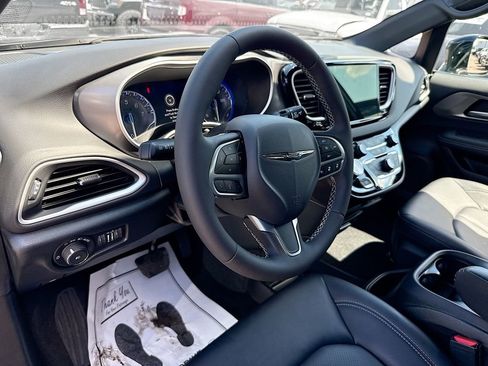 Used 2026 Chrysler Pacifica Select image 10