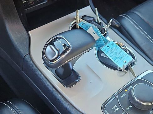 Used 2015 Jeep Grand Cherokee Limited w/ Luxury Group II image 32