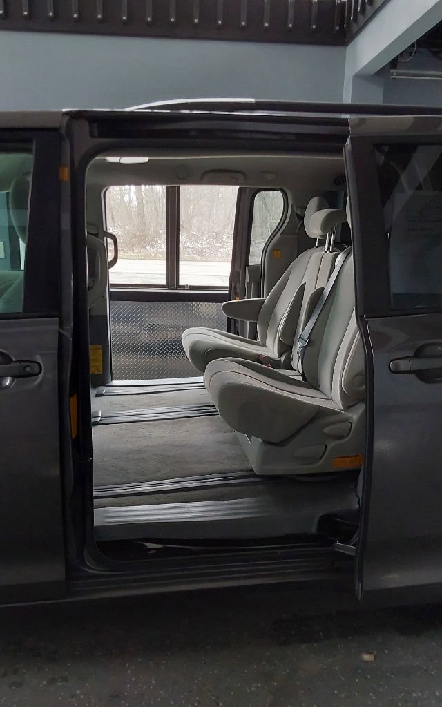 Used 2011 Toyota Sienna LE FWD image 17