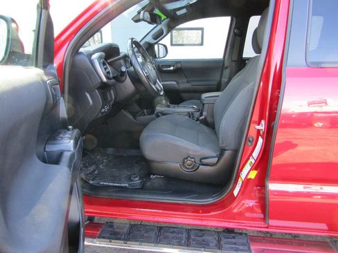 Used 2018 Toyota Tacoma TRD Sport image 4