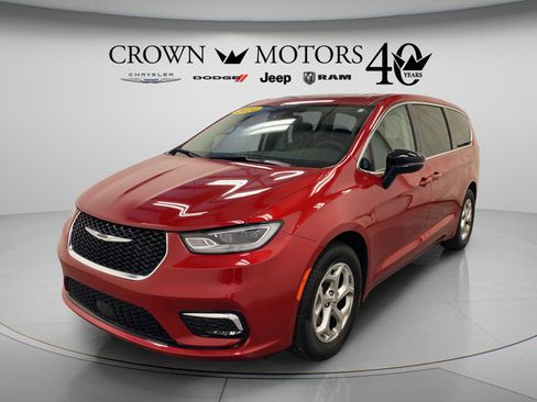 Used 2024 Chrysler Pacifica Limited FWD image 11