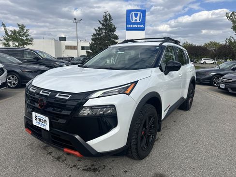 Used 2025 Nissan Rogue SV AWD/4WD image 1