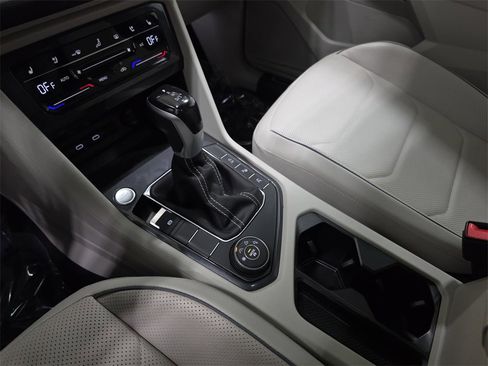 Used 2022 Volkswagen Tiguan SEL R-Line image 24