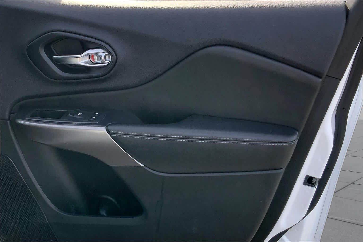 Used 2019 Jeep Cherokee Latitude w/ Cold Weather Group FWD image 21