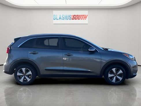 Used 2017 Kia Niro EX image 2