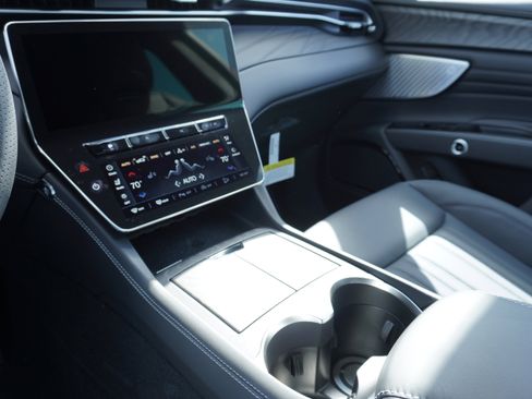 New 2025 Maserati Grecale Modena image 11