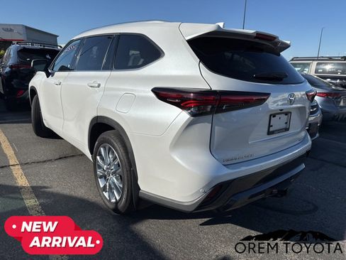 Used 2025 Toyota Highlander Limited AWD/4WD image 3