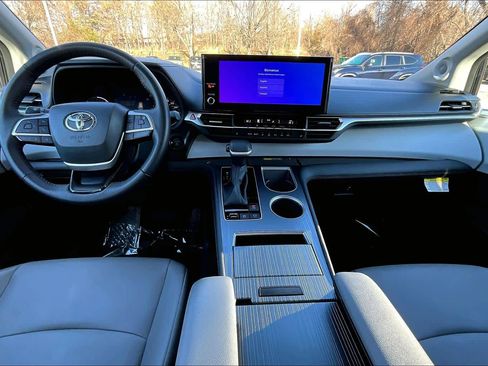 Used 2025 Toyota Sienna XLE image 16