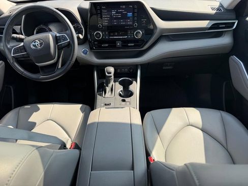 Used 2022 Toyota Highlander XLE AWD/4WD image 12