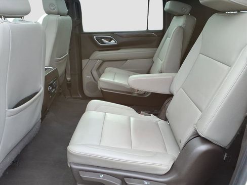 Used 2022 Chevrolet Suburban LT image 13