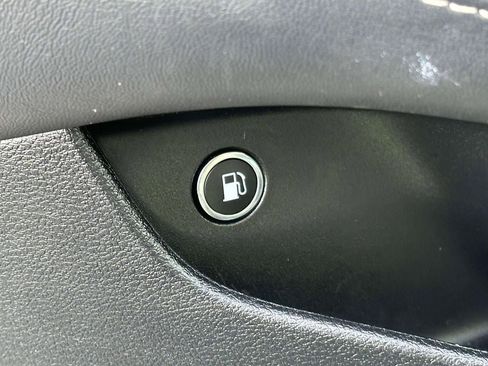 Used 2023 Chrysler Pacifica Touring-L image 17