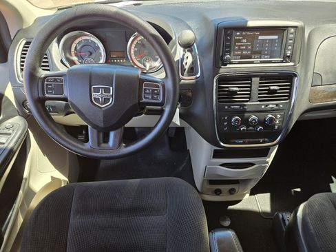 Used 2019 Dodge Grand Caravan SE w/ UConnect Hands-Free Group FWD image 9