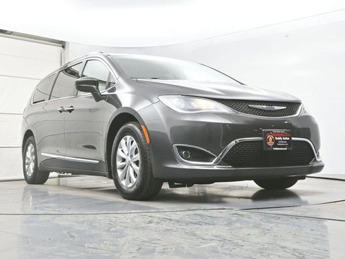 Used 2019 Chrysler Pacifica Touring-L image 28