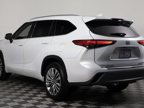 Used 2023 Toyota Highlander Platinum FWD image 6