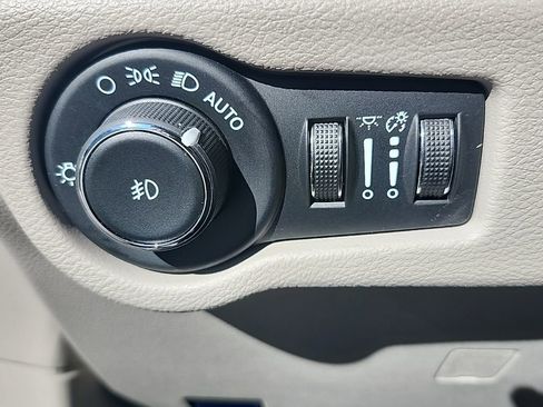 Used 2024 Chrysler Pacifica Touring-L FWD image 17
