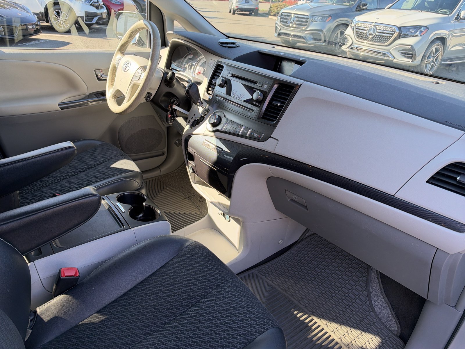 Used 2014 Toyota Sienna SE FWD image 9