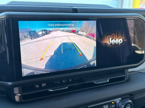 Used 2025 Jeep Wrangler Sahara image 27